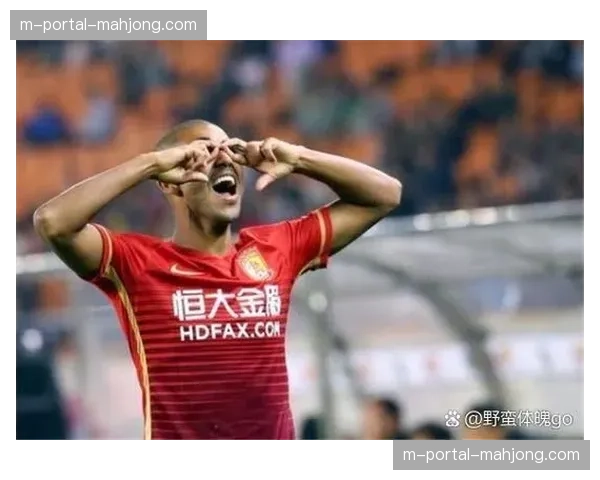 暖心一幕，小球童因偶像进球激动落泪，球员赛后赠送签名球衣