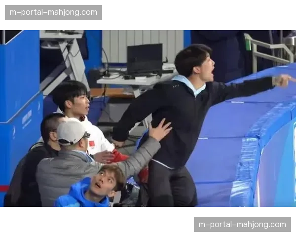 第四节冲突：两队球员发生推搡，裁判回看录像后给出判罚