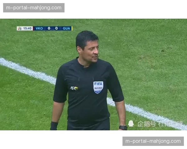 特写：点球罚失后，萨拉赫低头凝视点球点久久未动